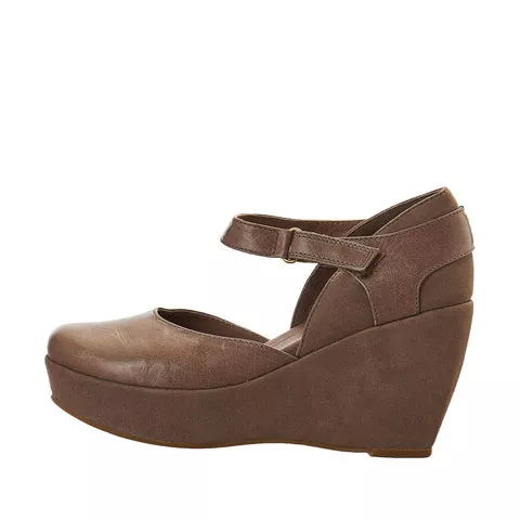 Women's leather sandals with arch support